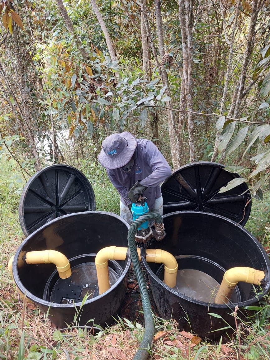 Trabajo de limpieza de tanques sépticos